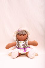 Boneca Bruna de algodão agroecológico, sentada