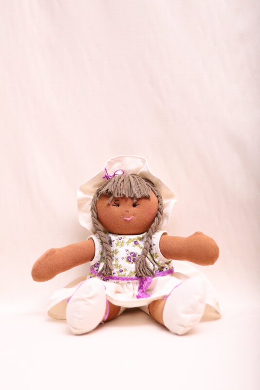Boneca Bruna de algodão agroecológico, sentada