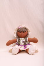 Boneca Bruna de algodão agroecológico, sentada