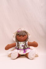 Boneca Bruna de algodão agroecológico, sentada