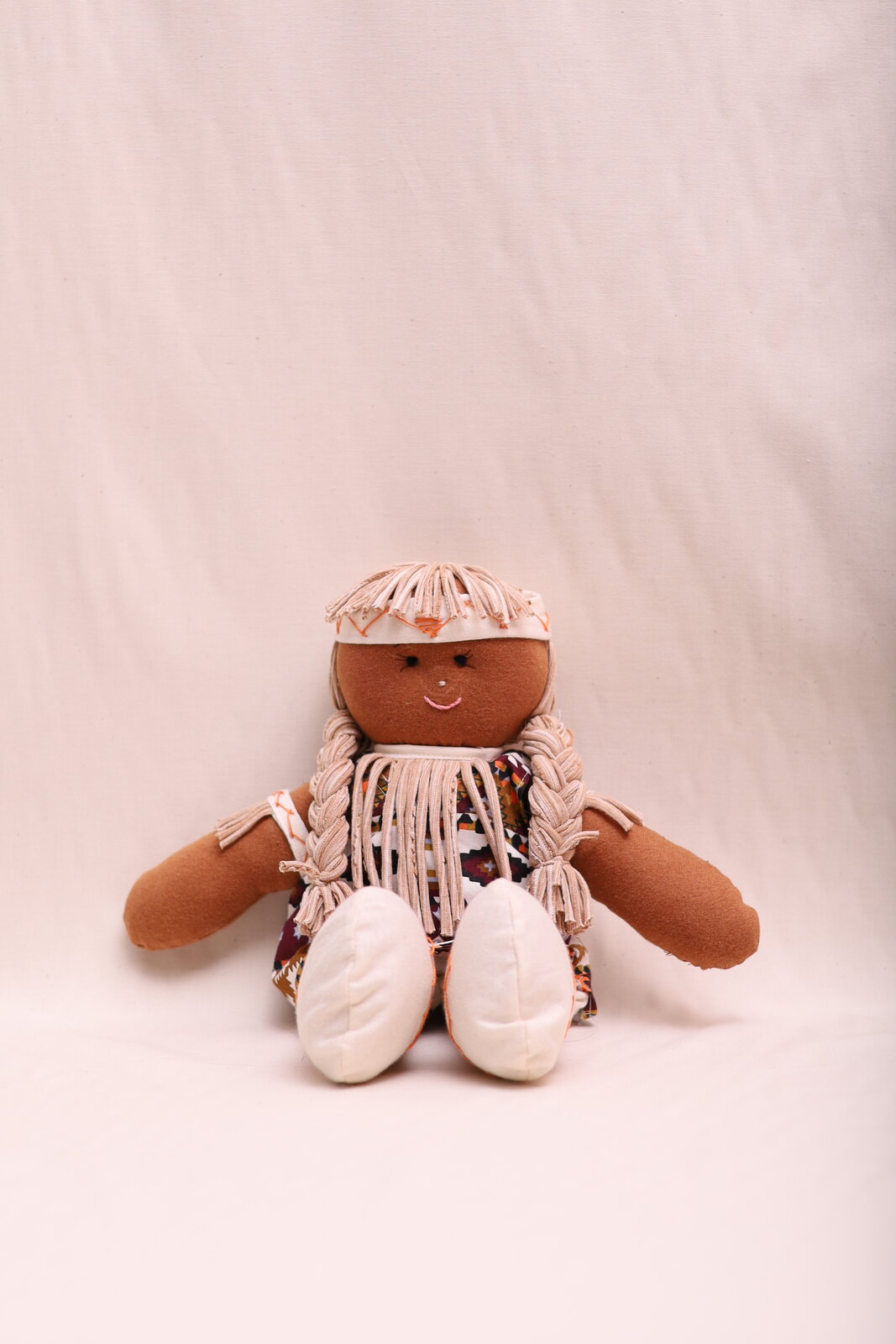 Boneca Indígena Boneca Indígena de algodão agroecológico, sentada