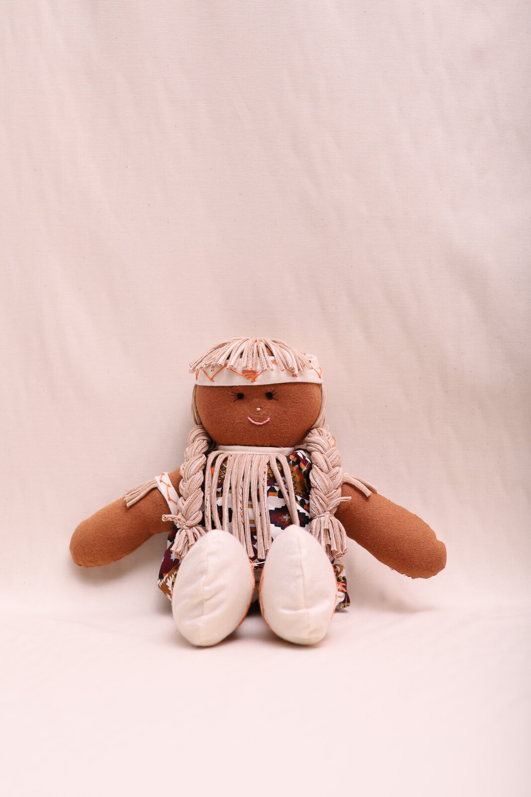 Boneca Indígena Boneca Indígena de algodão agroecológico, sentada