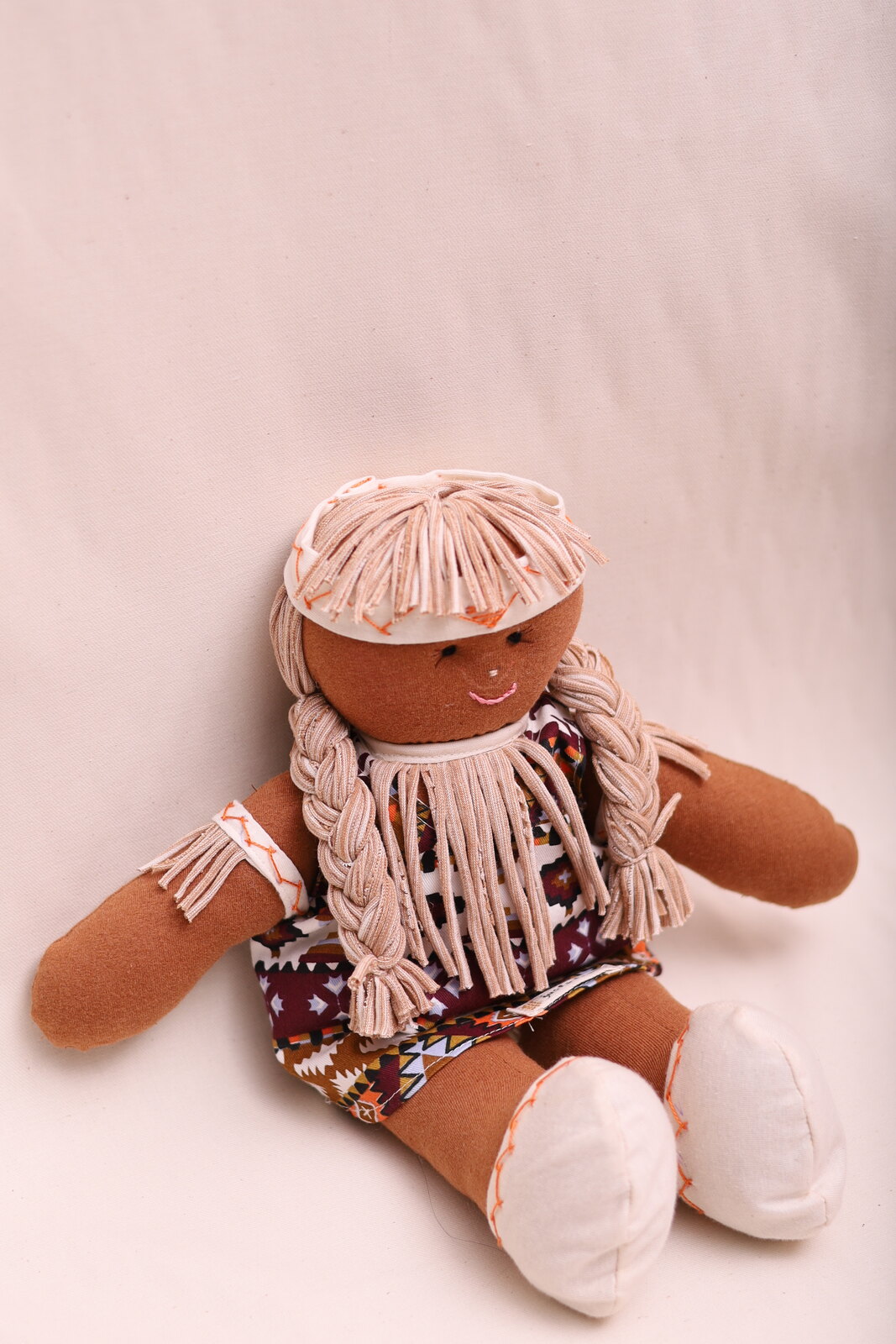 Boneca Indígena Boneca Indígena de algodão agroecológico, sentada, em ângulo