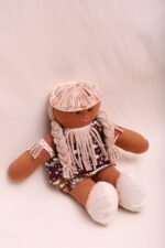 Boneca Indígena de algodão agroecológico, sentada, em ângulo