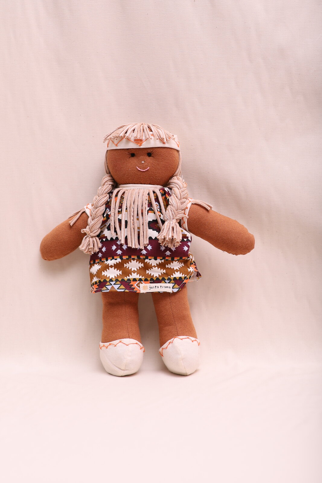 Boneca Indígena Boneca Indígena de algodão agroecológico, de frente, em pé
