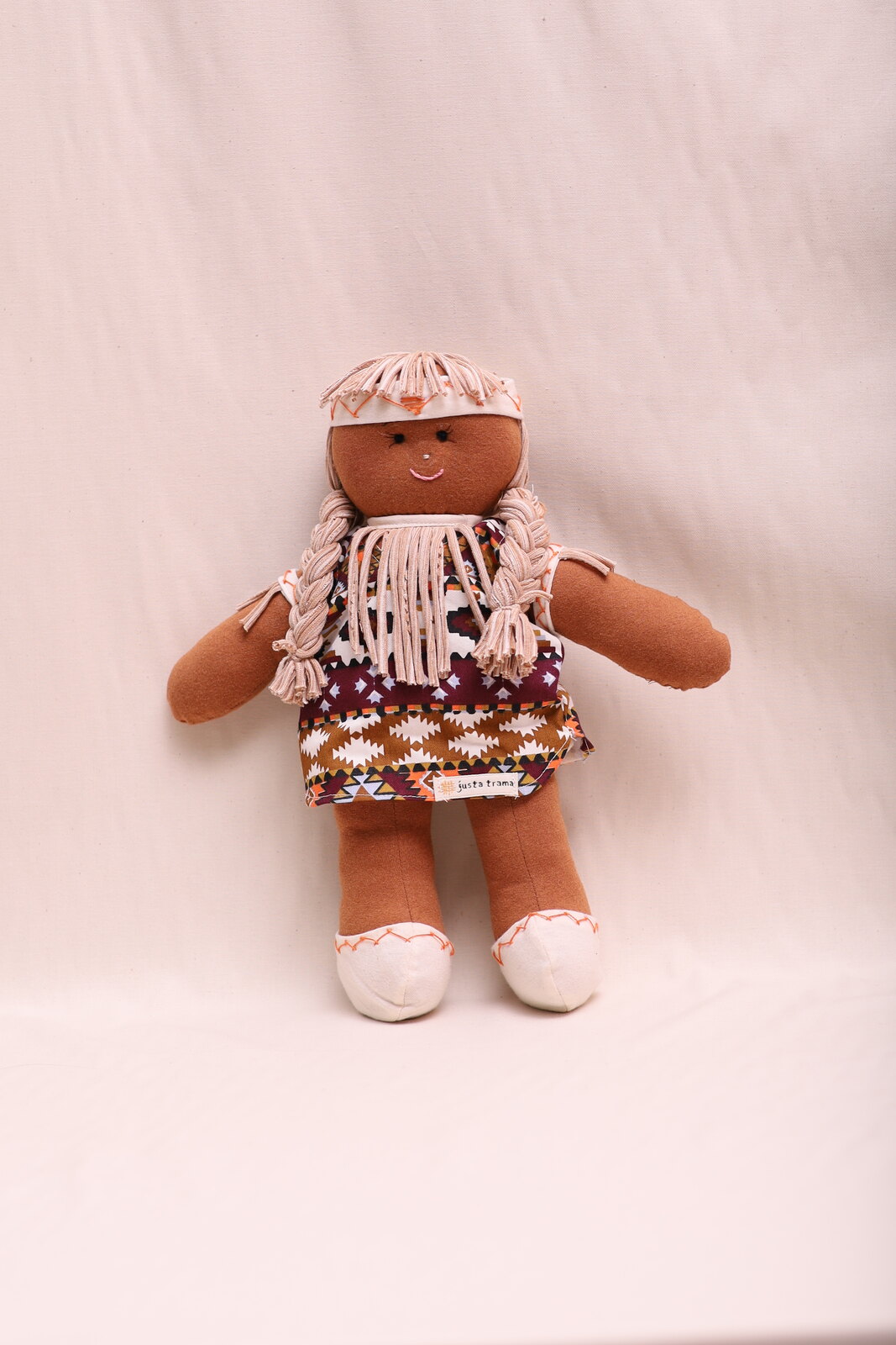 Boneca Indígena Boneca Indígena de algodão agroecológico, de frente, em pé