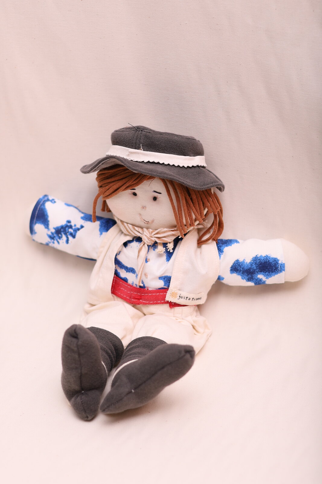 Boneco Gaúcho Boneco Gaúcho de algodão agroecológico, sentado, em ângulo