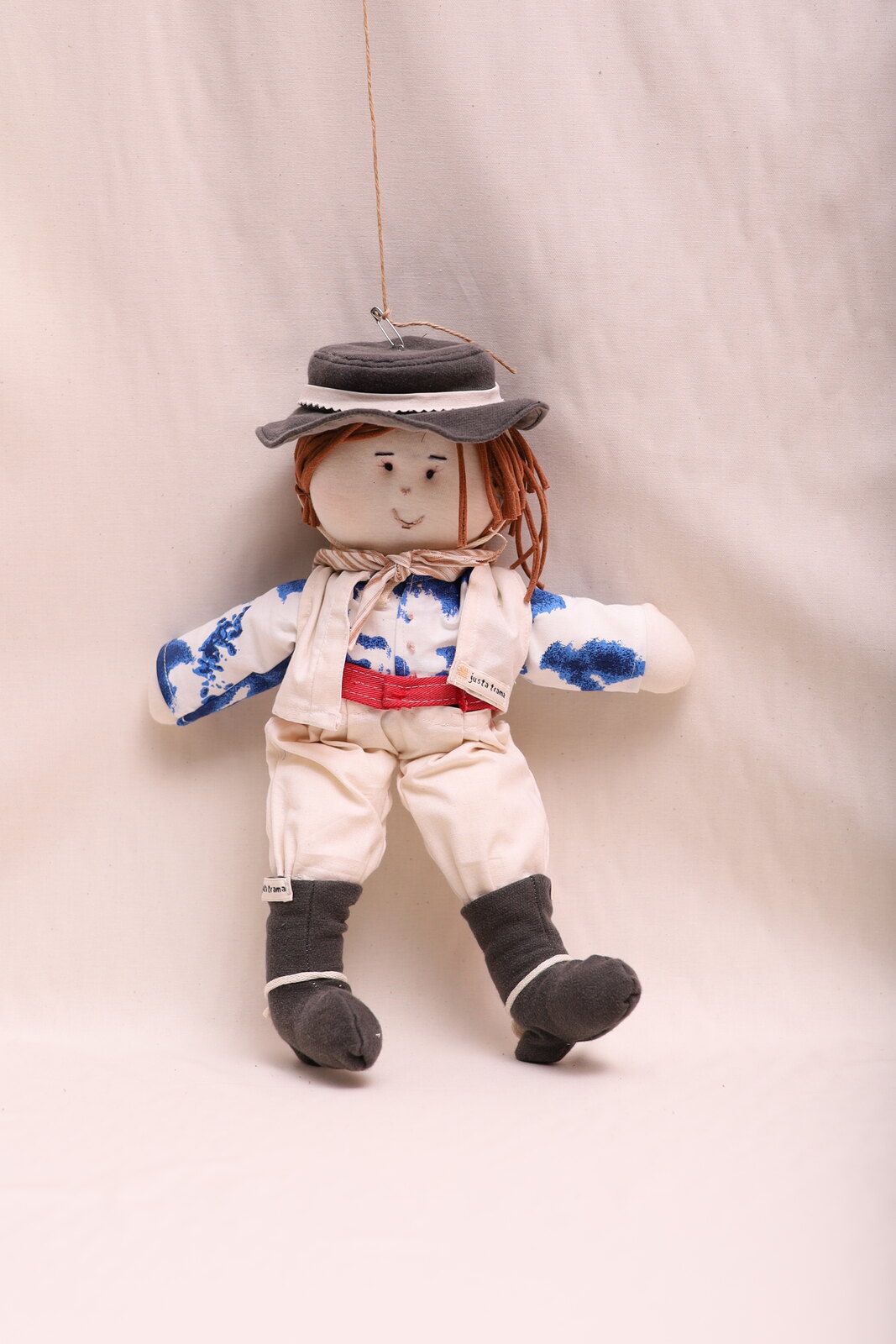 Boneco Gaúcho Boneco Gaúcho de algodão agroecológico, de frente