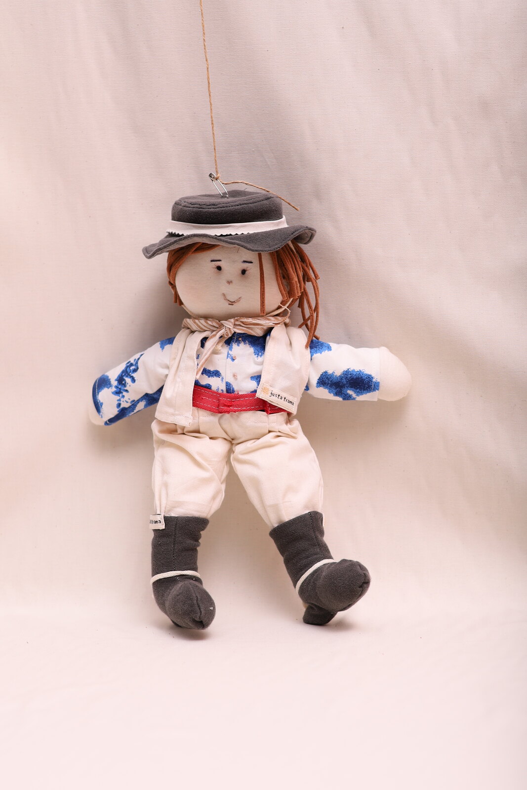 Boneco Gaúcho Boneco Gaúcho de algodão agroecológico, de frente