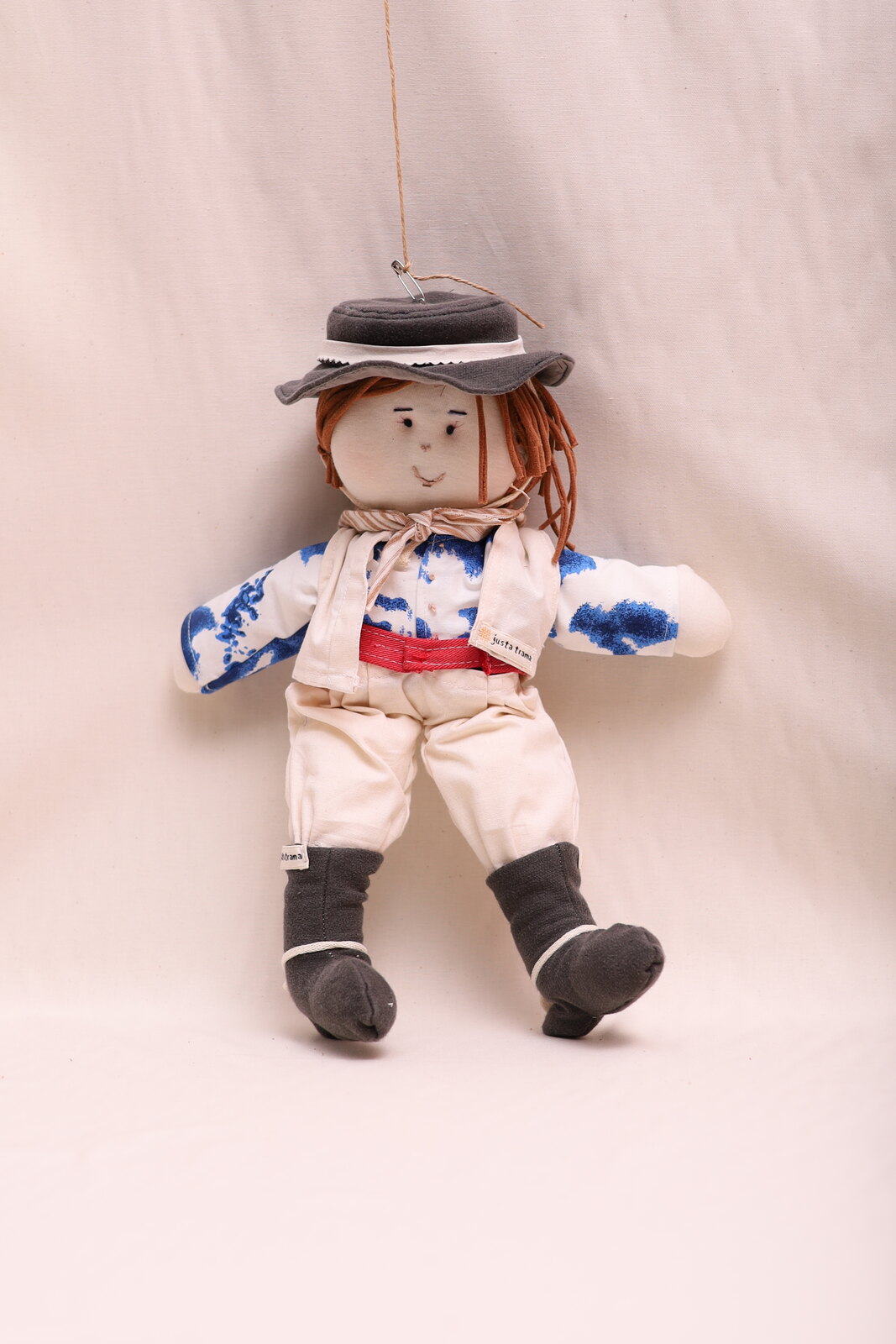 Boneco Gaúcho Boneco Gaúcho de algodão agroecológico, de frente