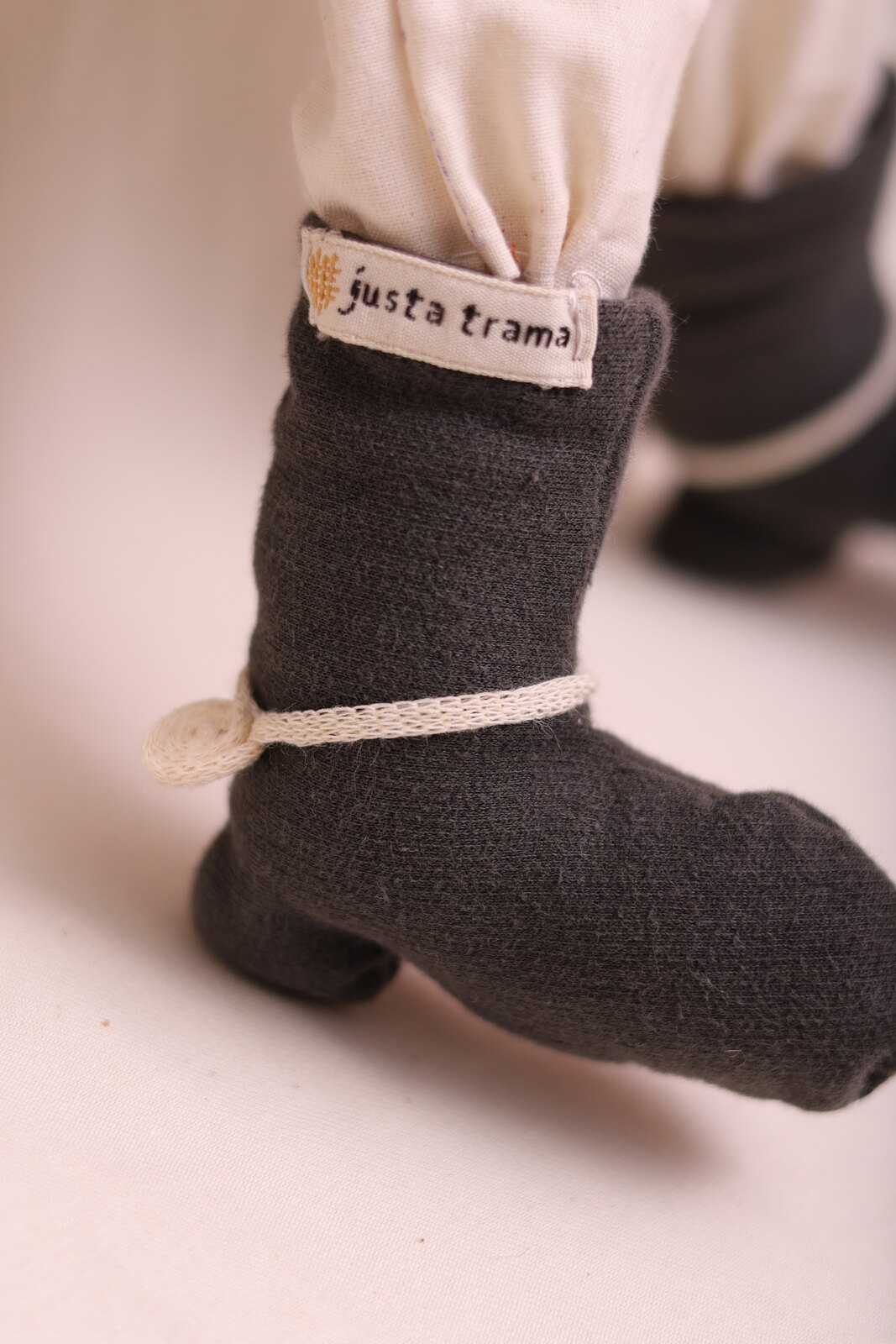 Boneco Gaúcho Boneco Gaúcho de algodão agroecológico, detalhe da bota e da etiqueta Justa Trama