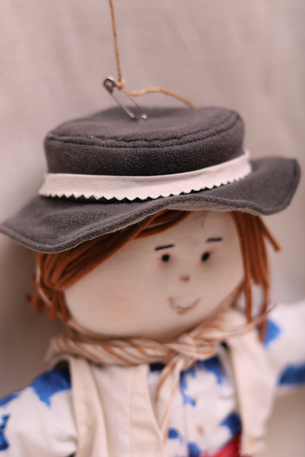 Boneco Gaúcho Boneco Gaúcho de algodão agroecológico, detalhe do rosto e do chapéu