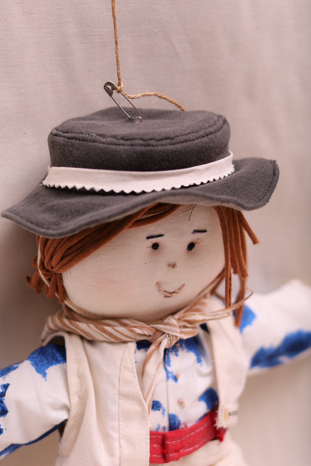 Boneco Gaúcho Boneco Gaúcho de algodão agroecológico, detalhe do rosto e do chapéu