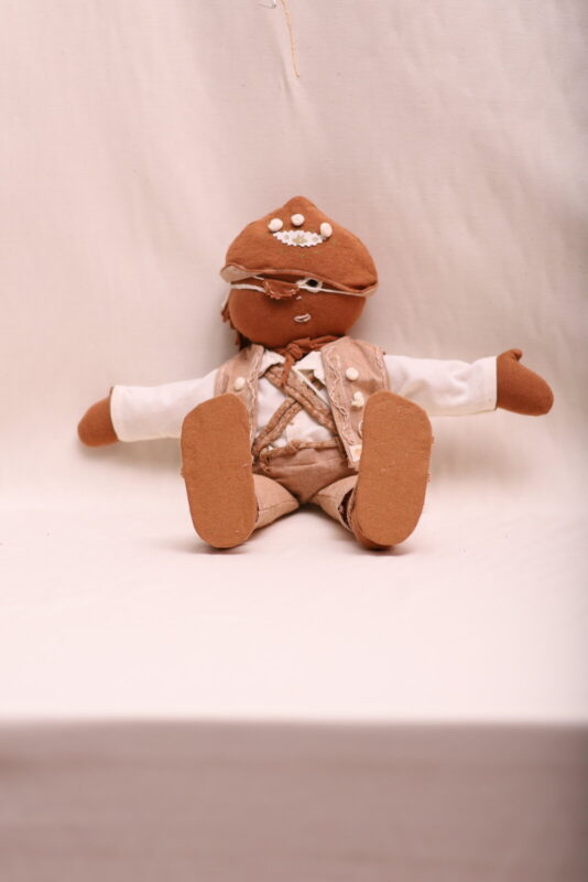 Boneco Lampião de algodão agroecológico, sentado