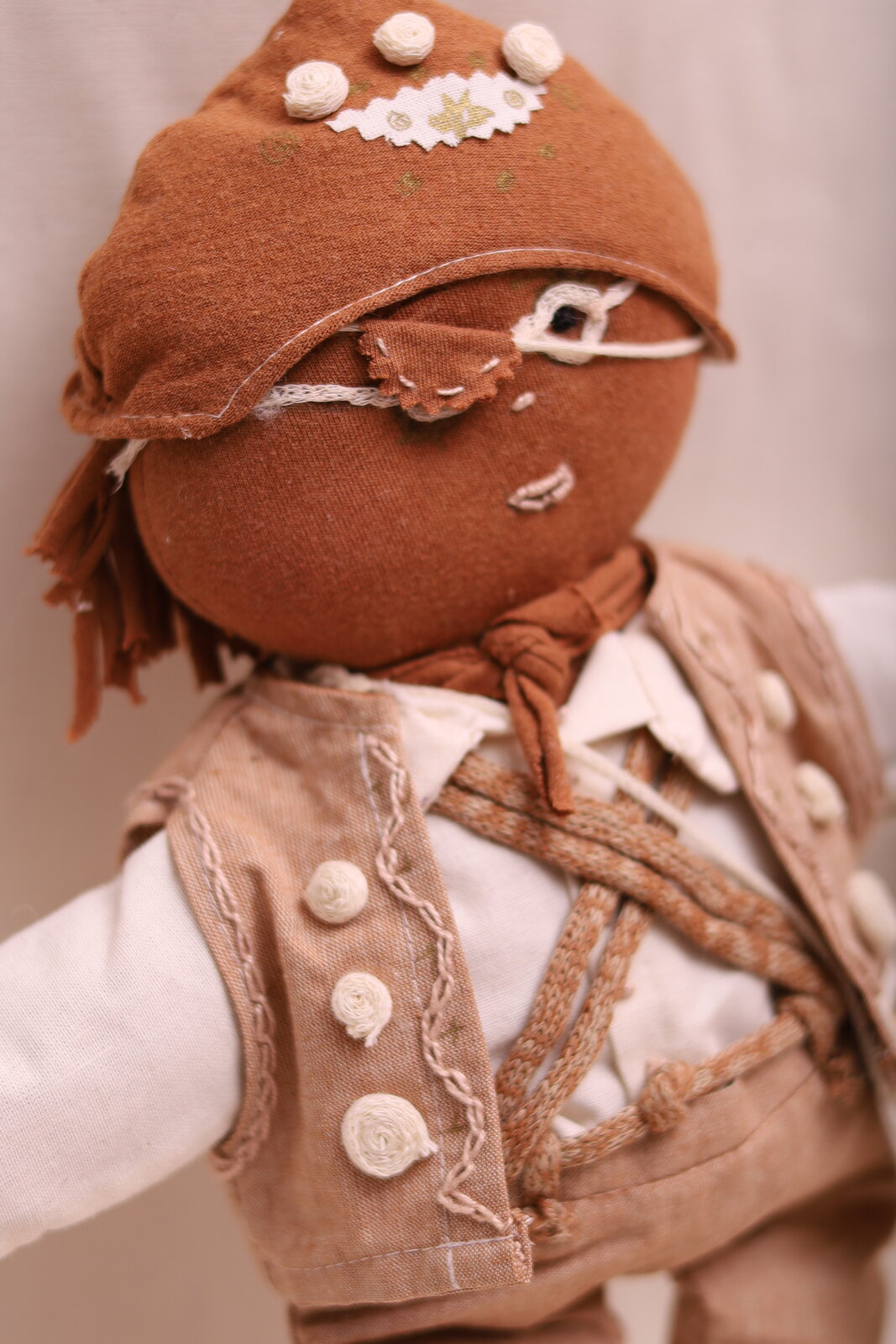 Boneco Lampião Boneco Lampião de algodão agroecológico, detalhe do chapéu e do colete