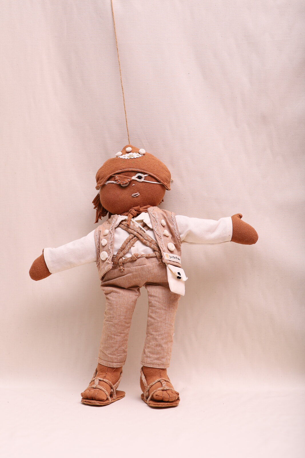 Boneco Lampião Boneco Lampião de algodão agroecológico, de frente, em pé