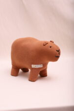 Capivara de algodão agroecológico, em ângulo, de corpo inteiro