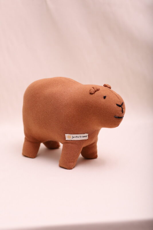 Capivara de algodão agroecológico, em ângulo, de corpo inteiro