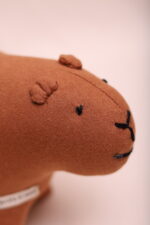 Capivara de algodão agroecológico, detalhe do rosto bordado